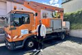 Orangefarbener LKW mit großem ausfahrbarem Arm mit Arbeitskorb