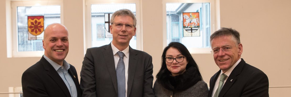 Bürgermeister Klaus Krützen, Elmar Hennecke, Birgit Schlick und Landrat Hans-Jürgen Petrauschke an einem Stehtisch