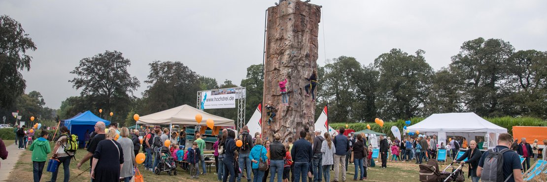 Familienfest auf dem Dycker Feld mit Kletterturm und vielen Besuchern