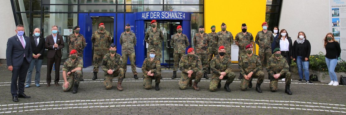 Soldaten vor dem Kreishaus Grevenbroich
