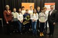 Eine Gruppe Schüler mit zwei Erwachsenen
