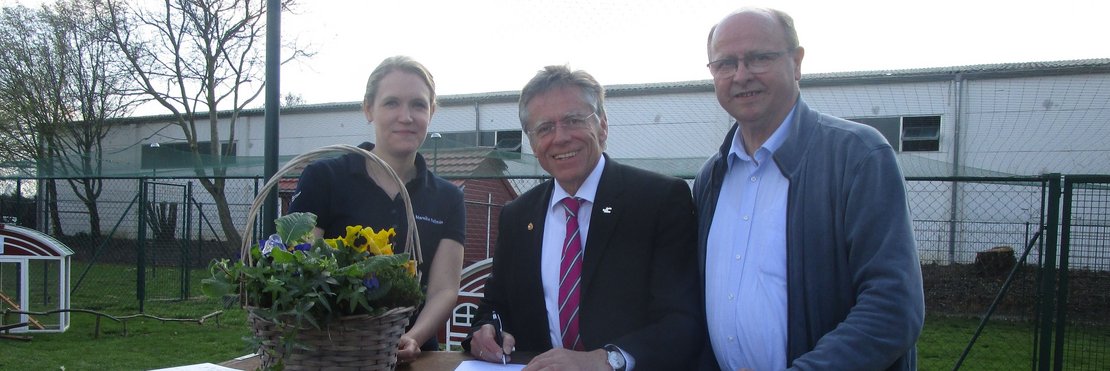 Dr. Mareike Fellmin, die Leiterin der Einrichtung, Landrat Hans-Jürgen Petrauschke und Christoph Günzel, der Präsident des Bundes Deutscher Rassegeflügelzüchter.