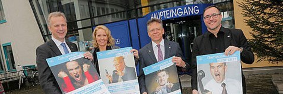 V.l.n.r.: Kreisdirektor Dirk Brügge, Personalratsvorsitzende Ira Leifgen, Landrat Hans-Jürgen Petrauschke und Pressereferent Harald Vieten mit Plakaten der Respekt-Kampagne