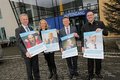 V.l.n.r.: Kreisdirektor Dirk Brügge, Personalratsvorsitzende Ira Leifgen, Landrat Hans-Jürgen Petrauschke und Pressereferent Harald Vieten mit Plakaten der Respekt-Kampagne