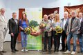 Foto von Kreisdirektor Dirk Brügge, Landrat Hans-Jürgen Petrauschke, Karin Schwanfelder (Rhein Clean-Up Dormagen Zons), Paul Steins (Dorfgemeinschaft Hülchrath), Kreisumweltdezernent Gregor Küpper, Anika Krings (Projektleitung Janusz-Korczak-Gesamtschule) sowie die Auswahlkommissionsmitglieder Wolfgang Kaisers, Hans Christian Markert und Wolfgang Wappenschmidt. 