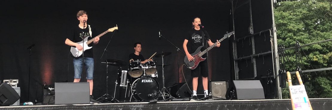 junge Musiker auf Open Air Bühne