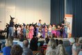 Große Gruppe Kinder auf einer Bühne