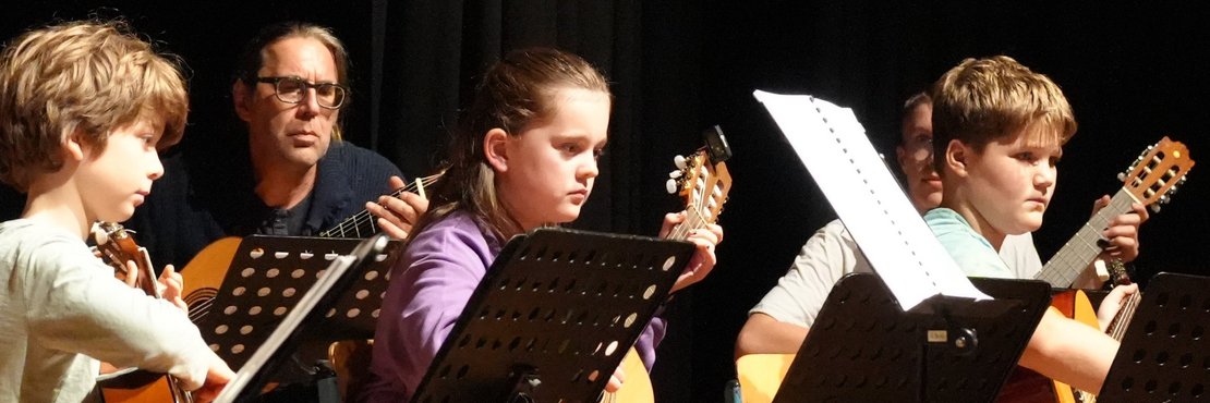  Mitglieder des Gitarren-Orchesters der Musikschule Rhein-Kreis Neuss 