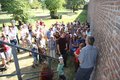 Personengruppe an einer alten Burgmauer