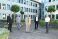 Johannes Lembke und Markus Morawietz, Kreisdirektor Dirk Brügge, Kreisdezernent Karsten Mankowsky und Landrat Hans-Jürgen Petrauschke mit Abstand vor dem Kreishaus Grevenbroich