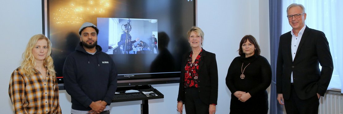 Gruppenfoto: Kreisdirektor Dirk Brügge, Schulsozialarbeiterin Christiane Winkels, Schulleiterin Dr. Kornelia Neuhaus, der Rapper „Haben“ und Yvonne Crynen vom Kommunalen Integrationszentrum