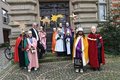 Eine Gruppe von Kindern in Kostümen steht gemeinsam mit Kreisdirektor Dirk Brügge vor dem Ständehaus in Grevenbroich