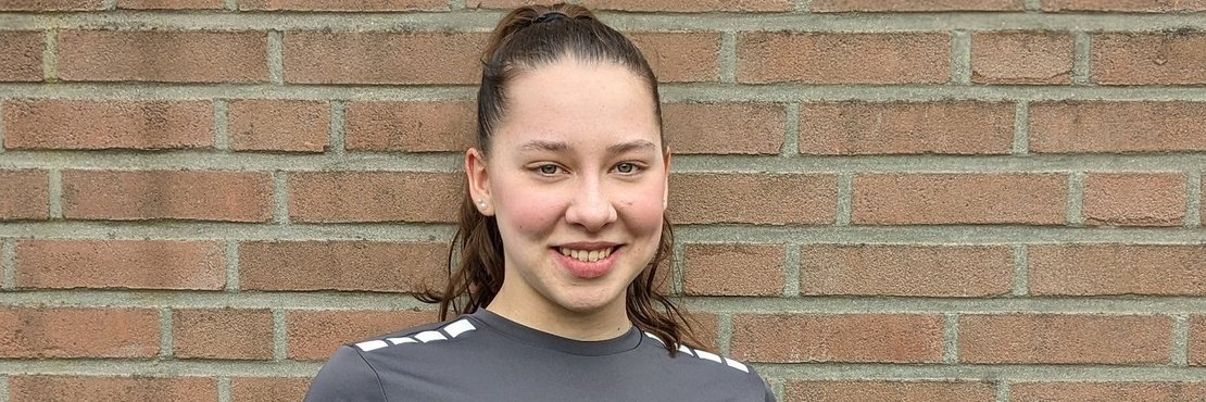 Junge Frau in grauem Trainingsshirt vor Steinmauer: Lucia Gerdts