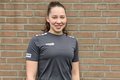 Junge Frau in grauem Trainingsshirt vor Steinmauer: Lucia Gerdts