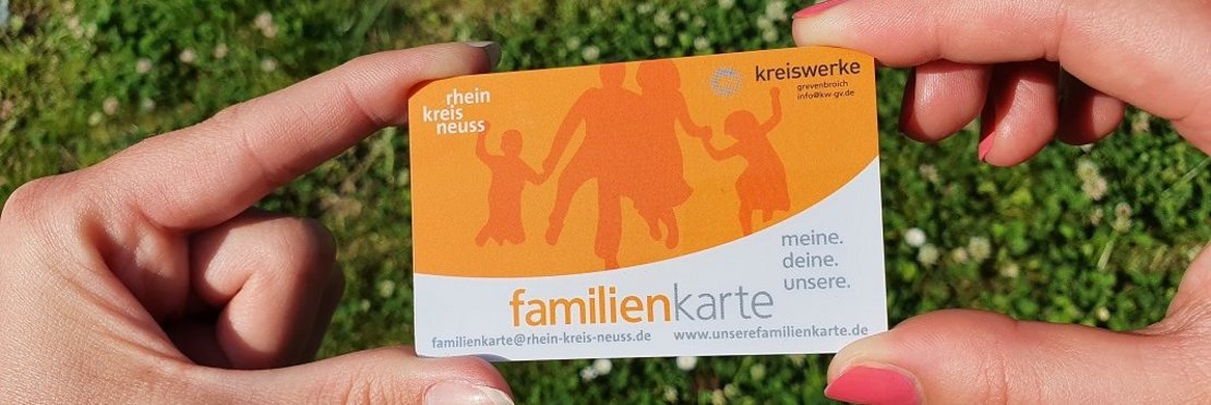 Zwei Hände halten die Familienkarte