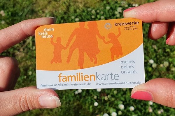 Zwei Hände halten die Familienkarte