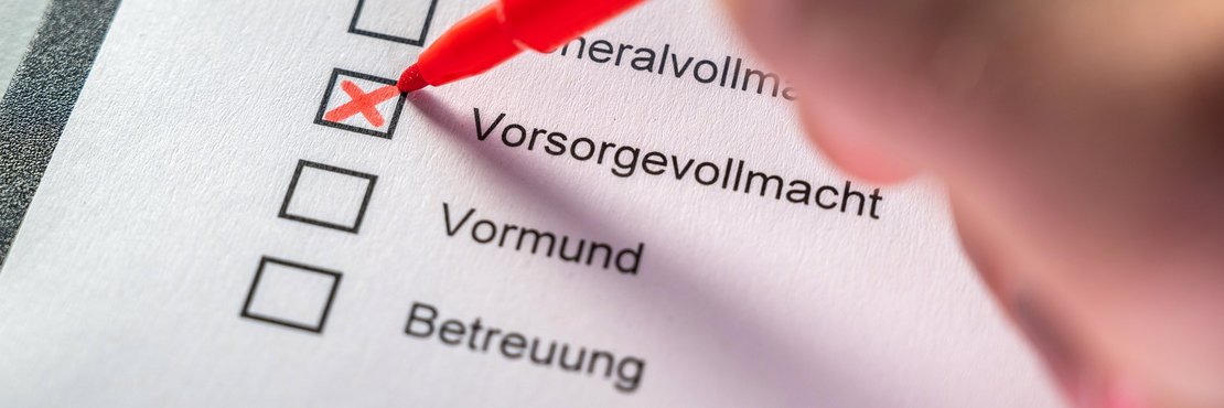 Vertretung einer Person durch eine Vorsorgevollmacht mit einer angekreuzten Liste und den Wörtern Vorsorgevollmacht, Vormund und Pflege