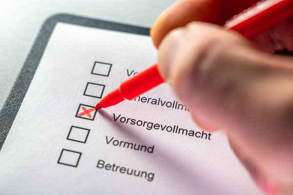 Vertretung einer Person durch eine Vorsorgevollmacht mit einer angekreuzten Liste und den Wörtern Vorsorgevollmacht, Vormund und Pflege