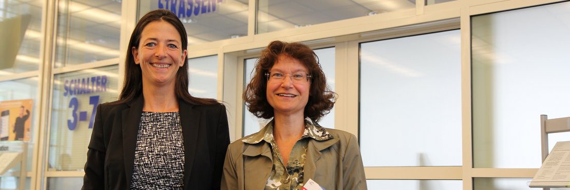 Ulrike Holz (r.) und Barbara Edelhagen empfehlen die Online-Angebote des Straßenverkehrsamtes