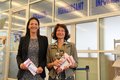 Ulrike Holz (r.) und Barbara Edelhagen empfehlen die Online-Angebote des Straßenverkehrsamtes