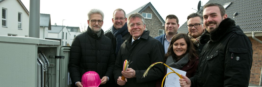 Beim Ortstermin in Dormagen-Stürzelberg: Landrat Hans-Jürgen Petrauschke (3.v.l.), Marina Cabibbo und Bürgermeister Erik Lierenfeld (1.v.r.) mit Martin Philipp (2.v.r.), Telekom-Produktionsleiter für technische Infrastruktur, sowie Alfons Bone, Michael Hartz und Simon Pohlen (v.l.), ebenfalls Telekom.