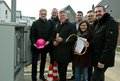 Beim Ortstermin in Dormagen-Stürzelberg: Landrat Hans-Jürgen Petrauschke (3.v.l.), Marina Cabibbo und Bürgermeister Erik Lierenfeld (1.v.r.) mit Martin Philipp (2.v.r.), Telekom-Produktionsleiter für technische Infrastruktur, sowie Alfons Bone, Michael Hartz und Simon Pohlen (v.l.), ebenfalls Telekom.