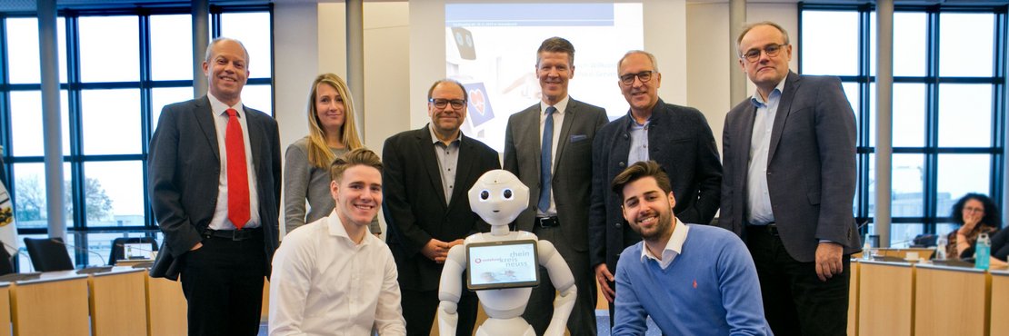 Personengruppe mit Roboter