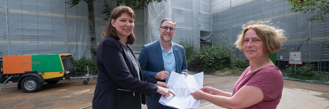 Kreisbaudezernent Harald Vieten mit Amtsleiterin Ines Manolias (l.) und Bauleiterin Christina Grebe vom Amt für Gebäudewirtschaft auf der Baustelle am Berufsbildungszentrum Weingartstraße in Neuss