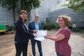 Kreisbaudezernent Harald Vieten mit Amtsleiterin Ines Manolias (l.) und Bauleiterin Christina Grebe vom Amt für Gebäudewirtschaft auf der Baustelle am Berufsbildungszentrum Weingartstraße in Neuss