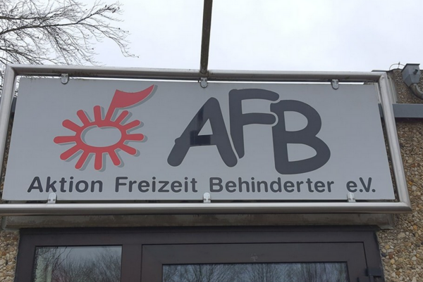 dekorativ, Schild der AFB Korschenbroich über der Eingangstüre