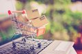 Miniatur-Einkaufswagen auf einer Tastatur