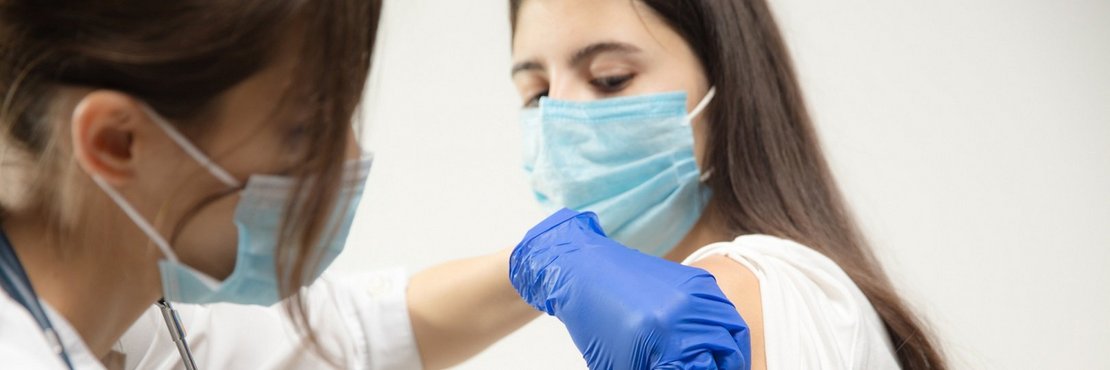 Ärztin verabreicht Impfung an junge Frau