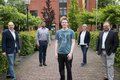 Milan Thüer, Kreisdezernent Tillmann Lonnes, Musiklehrer Daniel Rothert, Musikschulleiterin Ruth Braun-Sauerwein und Korschenbroichs Bürgermeister Marc Venten stehen mit Abstand auf einem Platz vor einem Gebäude
