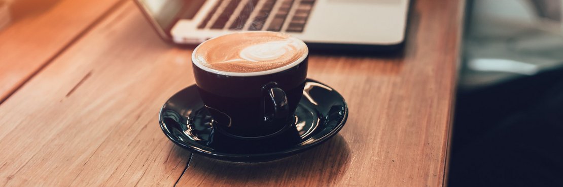 Ein Laptop und eine Tasse Kaffee