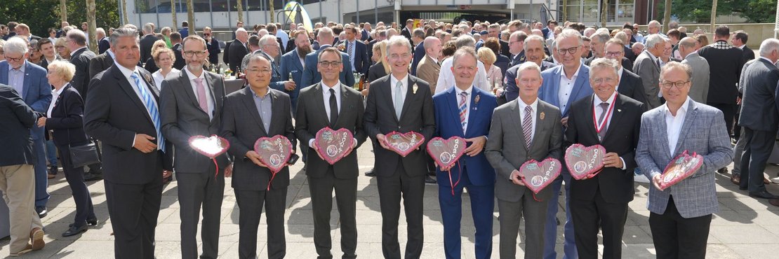 Landrat Hans-Jürgen Petrauschke (2. v. r.) steht mit weiteren Personen in einer Reihe, darunter Schützenkönig Christoph II. Heusgen (5. v. l.), Schützenpräsident Martin Flecken (6. v. l.) und den Neusser Bürgermeister Reiner Breuer (r.).  