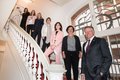 Landrat Hans-Jürgen Petrauschke und Gleichstellungbeauftragte Ulrike Kreuels (4.v.r.) mit den neuen weiblichen Führungskräften (v.r.): Barbara Albrecht, Sabine Hustedt, Heidi Fahrenholz, Ines Willmer und Anja Moll auf einer Treppe im Kreishaus Grevenbroich.