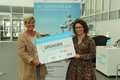 Hildegard Fuhrmann und Sarah Sorhagen halten Schild: "Gründerstipendium NRW"
