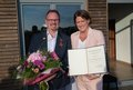 Die stv. Landrätin Katharina Reinhold freute sich Detlev Rohr das Bundesverdienstkreuz am Bande überreichen zu können.