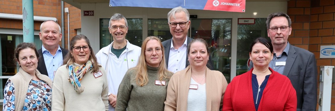 dekorativ: Gruppenfoto vor Gebäude