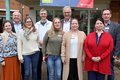 dekorativ: Gruppenfoto vor Gebäude