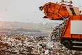 Müllfahrzeug entlädt Müll auf Mülldeponie