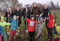 Sichtlich Spaß bei der Pflanzaktion mit den Vorschulkindern hatten (v.l.) Dr. Martin Mertens, Hans-Jürgen Petrauschke, Marcus Hungerkamp, Volker Große und Marcus Temburg.