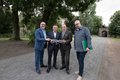  Baudezernent Harald Vieten, Landrat Hans-Jürgen Petrauschke, Kulturdezernent Tillmann Lonnes und Projektleiter Jens Kotterba in der Parkanlage des Kreiskulturzentrums Zons
