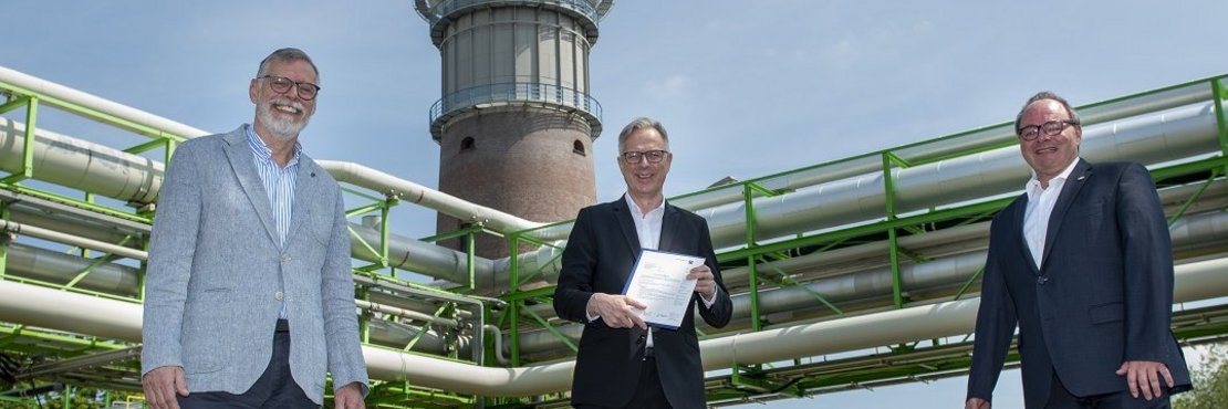 Jobst Wierich, Dirk Brügge und Robert Abts stehen vor den Gebäuden des Chemparks