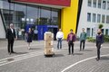 Kreisdirektor Dirk Brügge mit Julia Beusch, Oliver Klein, vor ihnen stehen mehrere Kartons mit Schutzanzügen