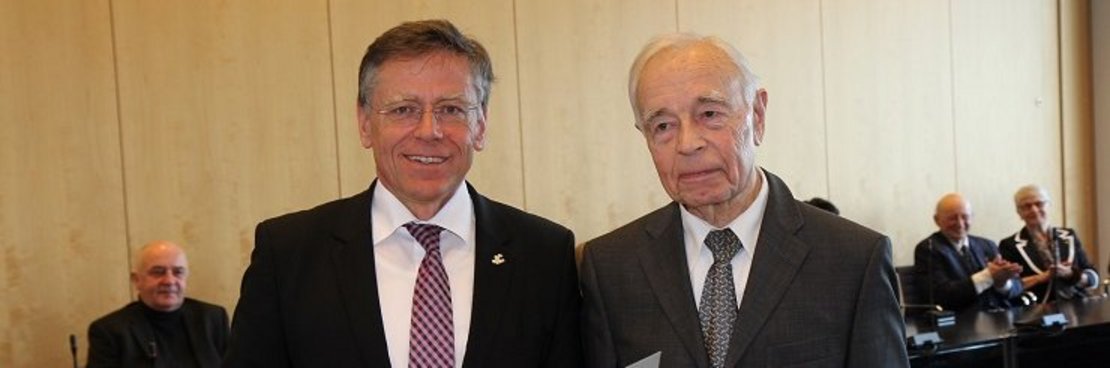 Landrat Hans-Jürgen Petrauschke (l.) überreichte das Bundesverdienstkreuz am Bande an den Neusser Wilhelm Schepping.