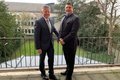David Zülow und Landrat Hans-Jürgen Petrauschke auf einem Balkon