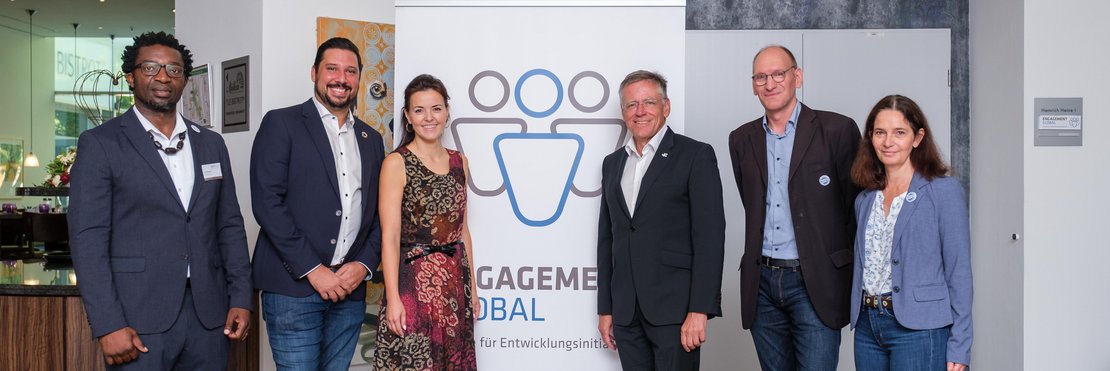 Foto von Landrat Hans-Jürgen Petrauschke mit Derval Toukam (Klimaschutzmanager der Stadt Grevenbroich), Thiago de Carvalho Zakrzewski, Ina Grothe, Ulrich Held (SKEW Abteilungsleiter) und Dr. Britta Milimo (Projektleiterin SKEW) 