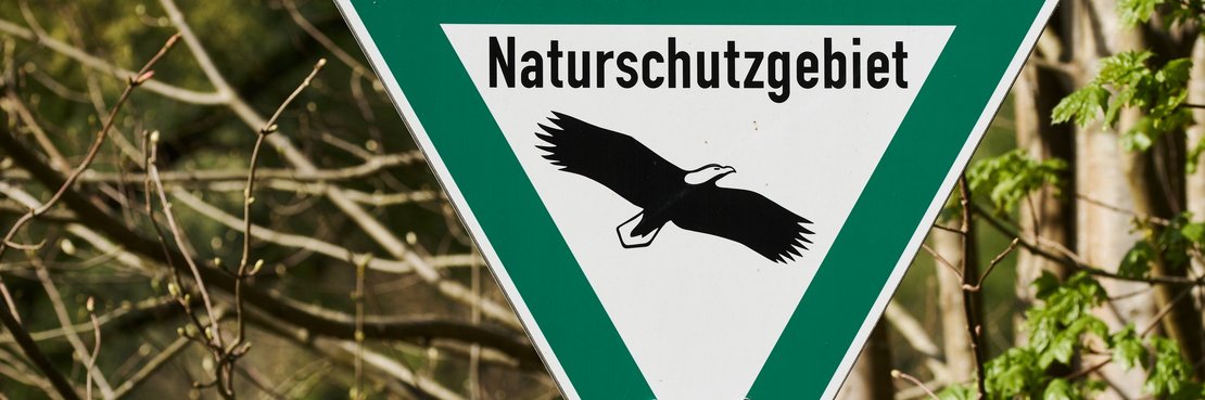Foto von einem Hinweisschild mit der Aufschrift Naturschutzgebiet