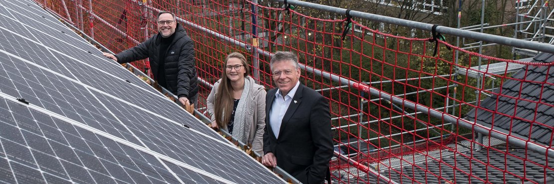 Baudezernent Harald Vieten, Architektin Anna-Elisa Schönauer und Landrat Hans-Jürgen Petrauschke auf Dach mit großer Photovoltaik-Anlage